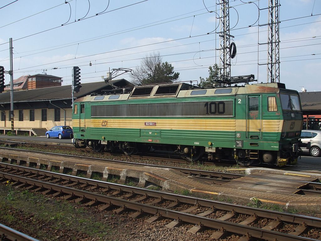 163 100-1 najíždí na začátek osobního vlaku z Lysé nad Labem do Ústí nad Labem, Zípad
